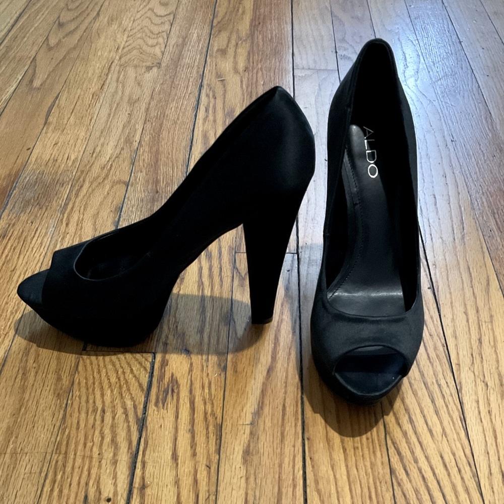 Black platform peep toe pumps